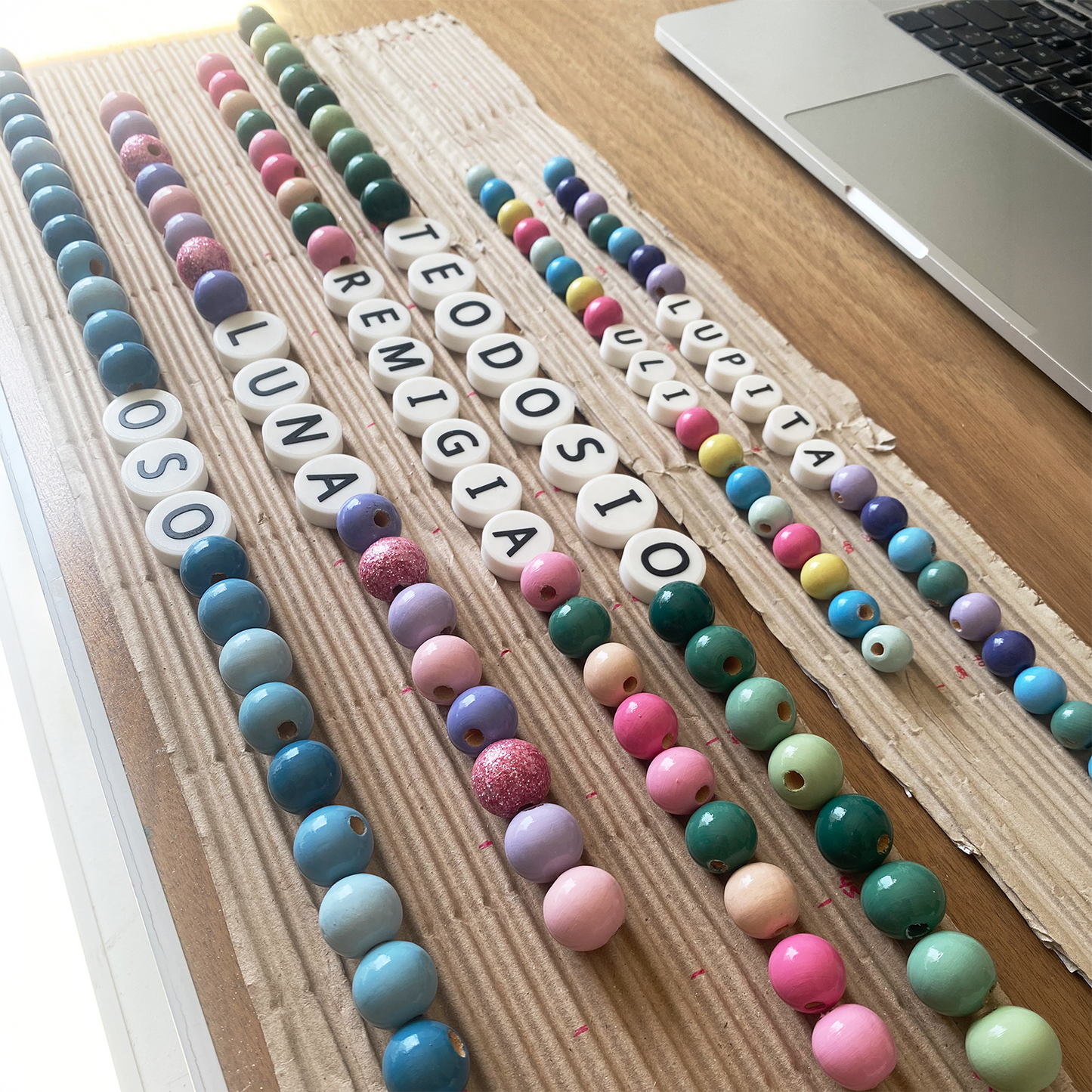 Kusicollar de Cuentas de Madera con Nombre